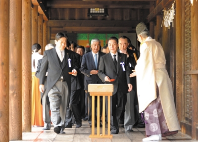 日本内阁成员参拜靖国神社