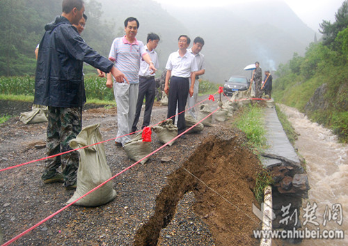 郧西县委书记胡俟视察冲毁公路