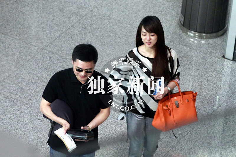 赵普戴墨镜现身机场 与女主持人李蜜外出