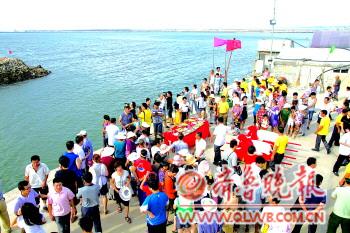 农历六月十三是渔民节,隆重的祭海活动吸引了众多村民参加。