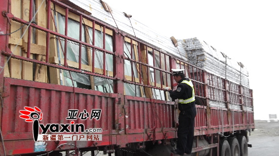 民警正在检查过往车辆