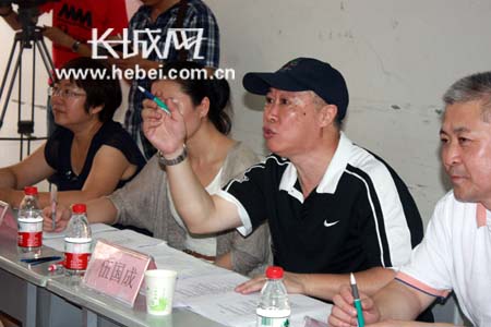 评委香港著名导演伍国成对考生的表现进行点评。郑建卫摄