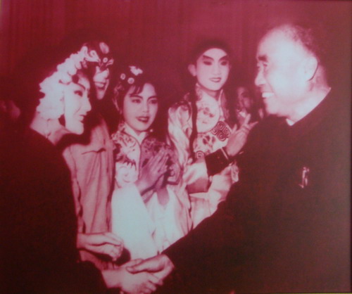 朱德元帅接见《柜中缘》剧组，右2为李良明