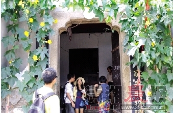 2012年7月15日，AIESEC志愿者寻访老建筑的第二周，台湾女孩郑羽涵好奇地观察公馆的布局。