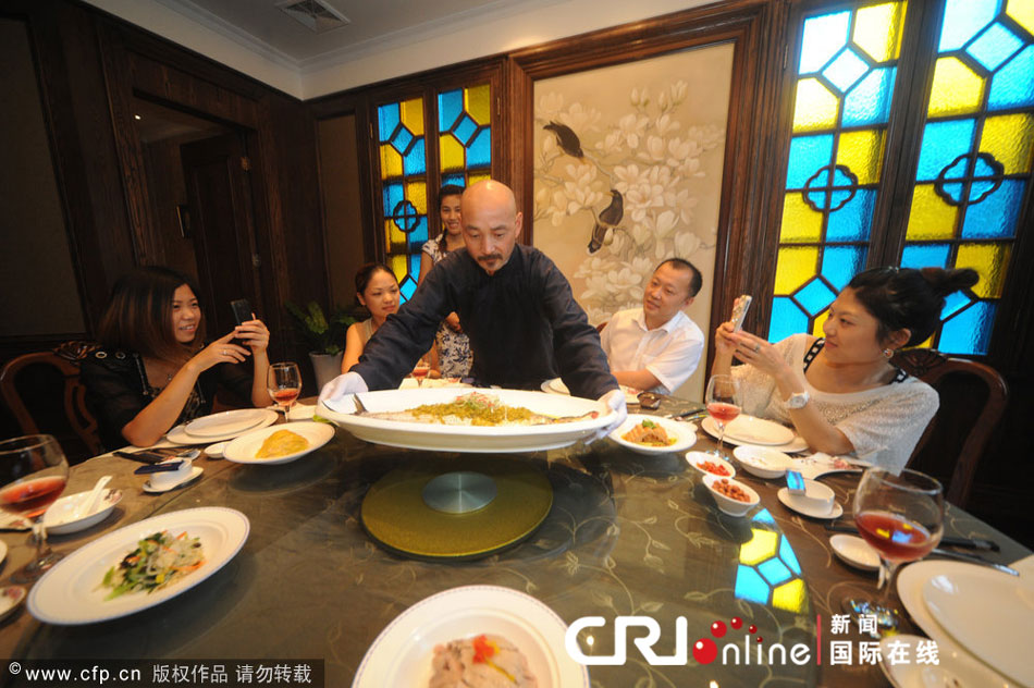 　　国际在线消息：2012年8月6日，南京1912民国历史文化街区的一家民国菜馆请来特型演员加盟到服务者行列，在打造民国精品菜肴的同时通过图片、实物展览以及系列特色服务营造出浓厚的民国文化氛围。