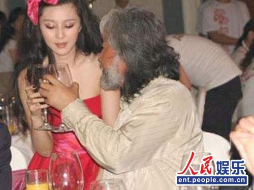 范冰冰出席华谊兄弟12周年庆典酒会后，网上出现了一组名为“范冰冰酒后摸猛男坐大腿”的图片，很明显，她坐的正是张纪中的大腿。　