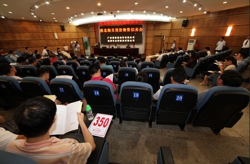 探访海关拍卖会:单笔标的成交价近262万