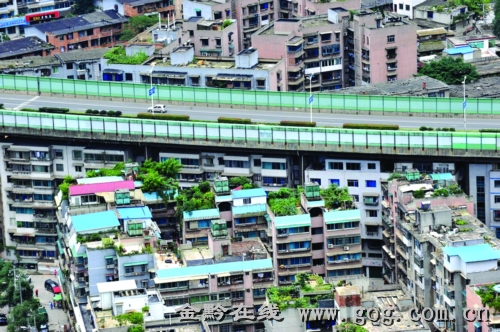 桥上的震动，居民们习以为常。　　