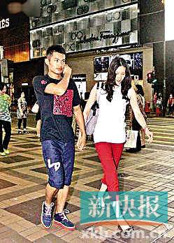 ■孙杨在香港连锁店选购护肤品。CFP\/图