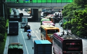 进站困难，公交车排队变成“列车”。 　　信息时报记者 郑启文 摄