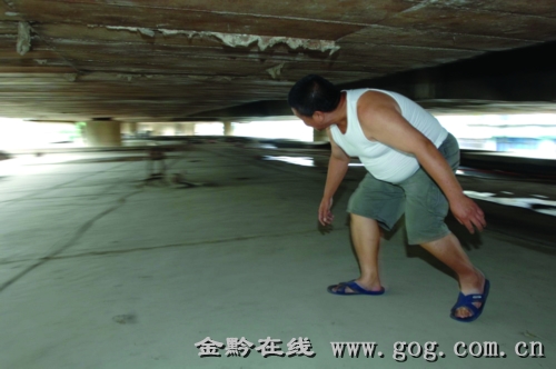 楼顶离桥面只有一米多的距离。