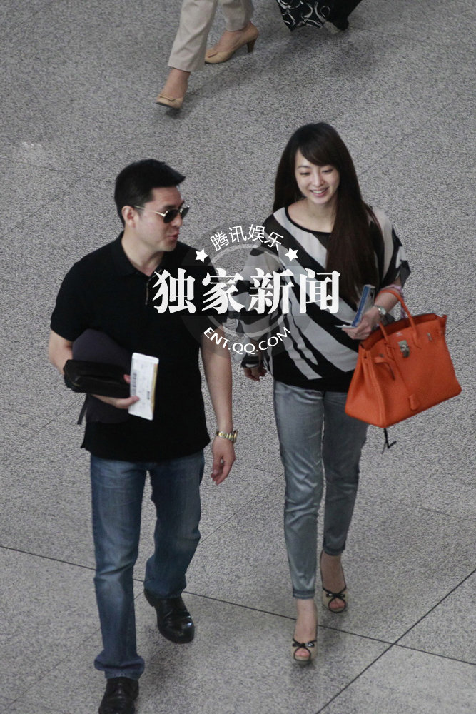 赵普戴墨镜现身机场 与女主持人李蜜外出