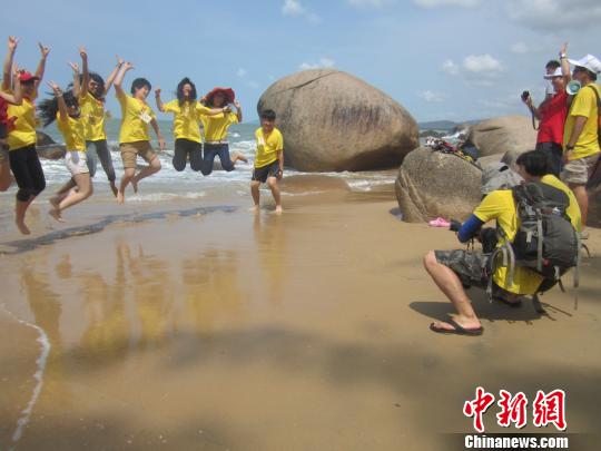 在天涯海角景区海边，营员们“一，二，三，跳！”