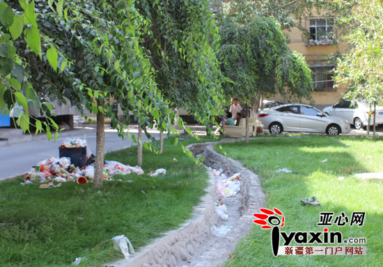新疆乌鲁木齐市一小区物业撤走小区垃圾成山 