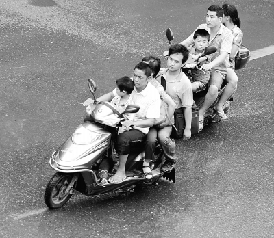 交警欲扣电动车 脖子被人一把掐住