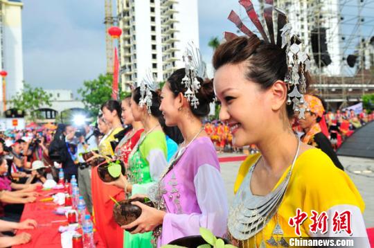 “七仙女”泼洒“圣水”送祝福 骆云飞 摄