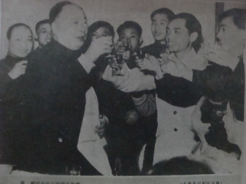 陈毅元帅举杯祝贺四川省川剧赴京演出团演出成功，右1为李良明