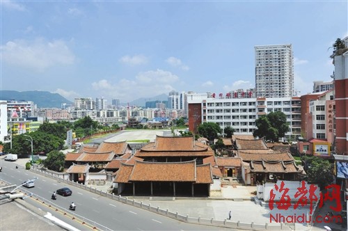 观桥头旁的元妙观建筑群，如今只剩下三清殿和两旁的附属建筑