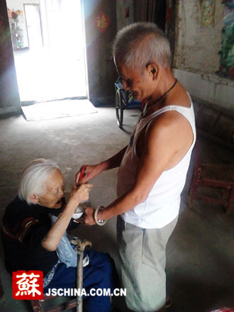 泰州古稀老人悉心照顾近百岁母亲20余年