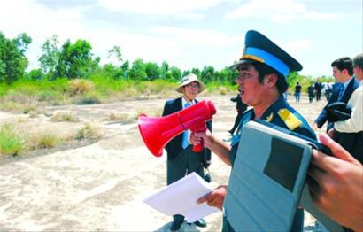 滚动新闻 正文 阮氏萍现年78岁,家住岘港机场附近,生育5个孩子