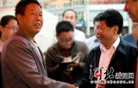 艾文礼看望油条哥品尝良心油条(图)_资讯频