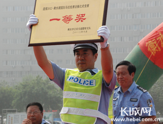 衡水交警直属二大队以优异的成绩荣获一等奖,队长辛传林在领奖台上高兴的将奖牌举过头顶。扈炜 摄