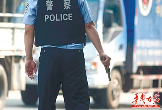 警察拿着枪支一一进行排查。