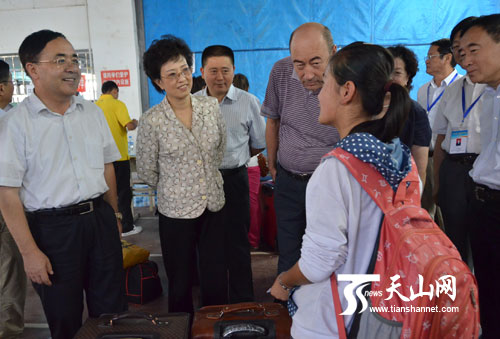 靳诺看望内高班入学新生