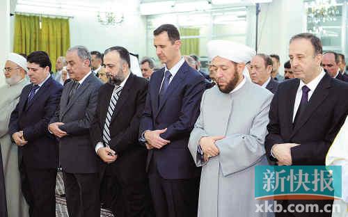 ■19日，叙利亚总统阿萨德（前排右三）在首都大马士革的哈马德清真寺进行开斋节礼拜。 新华社发