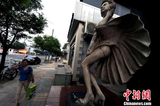 8月5日是美国性感明星玛丽莲-梦露离奇去世50年的日子,一尊她手捂飞裙