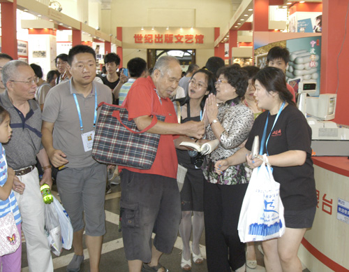 王文娟被热情的读者团团围住 记者 王君武现场图片