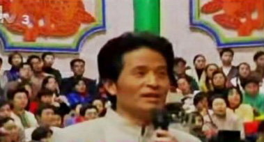 毕福剑早期主持照 (资料图)