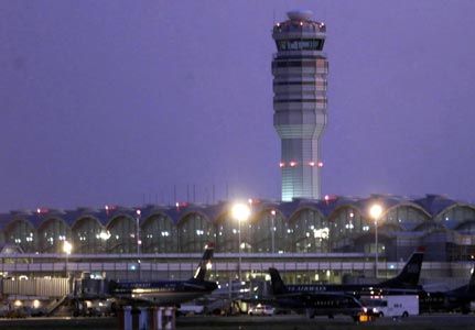 美机场空中交通管制员沟通失误 3架飞机险相撞