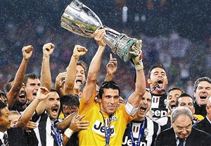 在2012年意大利超级杯的比赛中,上赛季联赛冠军尤文图斯在两度落后的