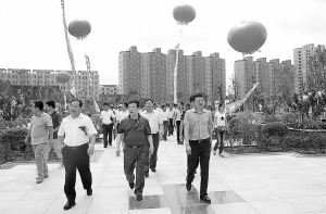 梨树县县长孙艳军(右),霍家店村书记王福山(左)陪同省农委主任任克军