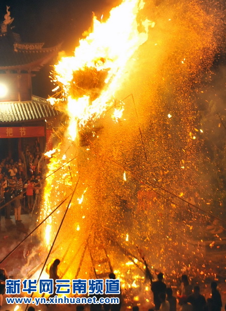 大理市喜洲镇的白族群众欢度火把节