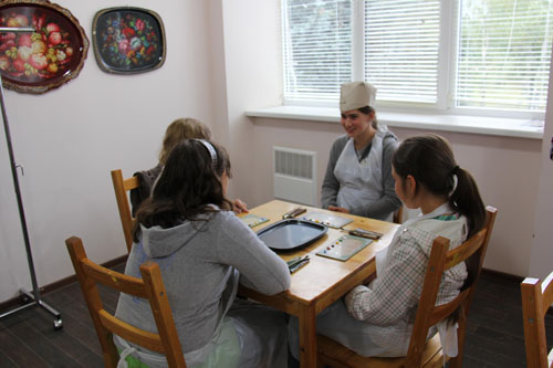 彩绘培训班的孩子准备上课