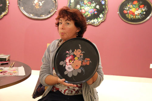 彩绘博物馆内画师在介绍托盘绘制流程