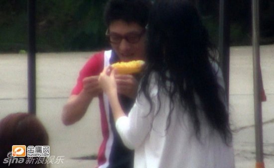 撒贝宁与章子怡互相喂食玉米的甜蜜照