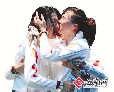 孙玉洁与队友们拥抱