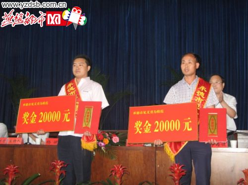 两位英雄受到表彰。左为平泉居民齐建辉，右为唐山市人王进权。