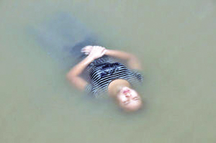 有人立即向派出所报警,称发现一具女尸,在河面躺了有靶T