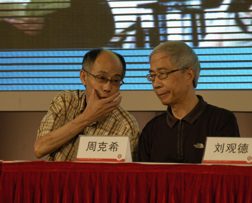 陈子善(左)周克希在交谈 记者 王君武现场图片