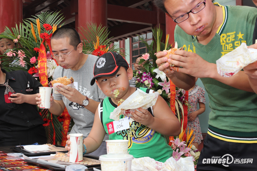 组图:西安吃汉堡比赛+大胃王44秒吞掉双层堡