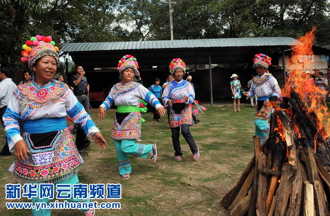 漾濞县光明核桃村彝族村民载歌载舞欢度火把节