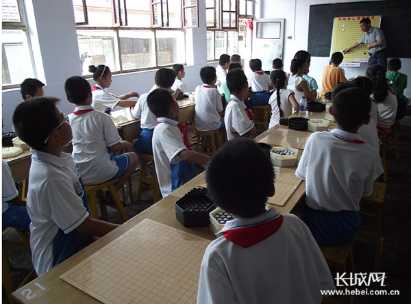 柴沟堡实验小学的孩子们在认真地学习围棋。长城网 李宏 摄