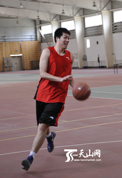 新疆体育记者与杜峰篮球训练营进行友谊赛_资