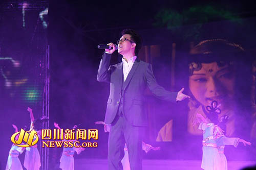 央视星光大道走进成艺 李玉刚三曲唱醉万名师生_资讯频道_凤凰网