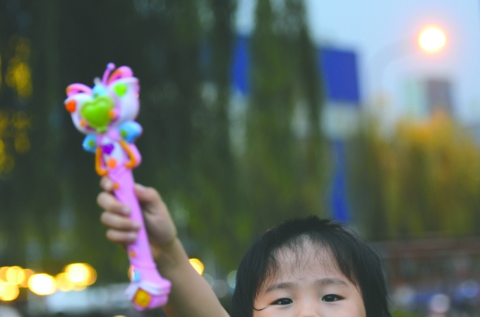 模仿魔仙 4岁<em>女孩</em>剪鸡窝头_资讯频道_凤凰网