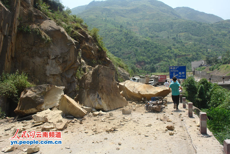 云南昭通彝良地震:因飞石砸中的遇难者占多数